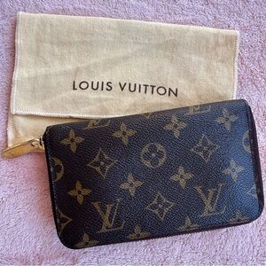 Rare discontinued Louis Vuitton Compact 7” Zippy Monogram Women's wallet